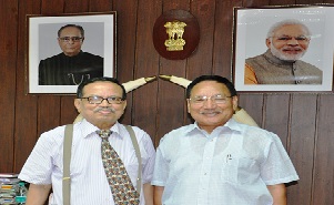 The Governor of Arunachal Pradesh Shri JP Rajkhowa with The State Chief Information Commissioner Dr. Joram Begi at Raj Bhavan, Itanagar on 25th August 2016. 